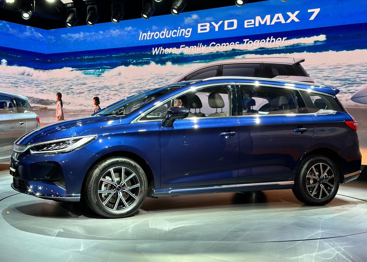 Inside, the BYD eMAX 7 offers a modern and spacious cabin