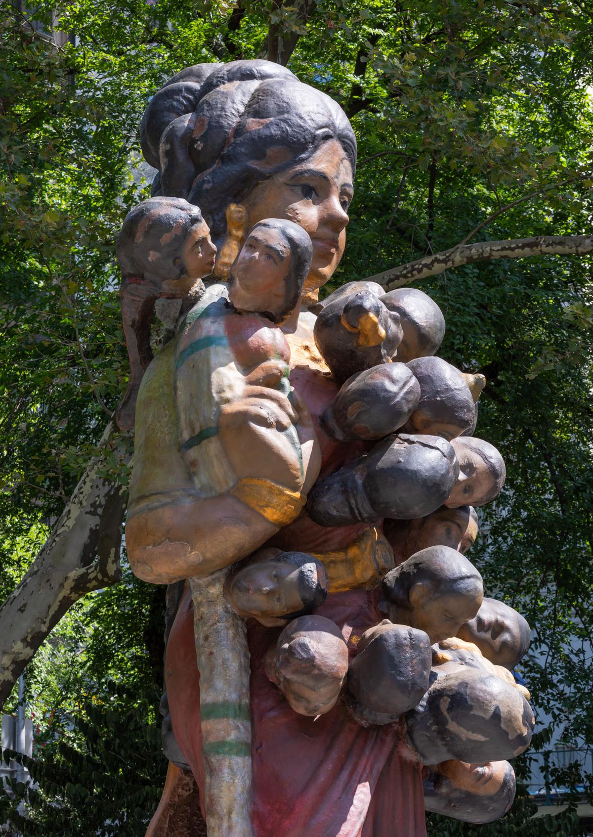 Bharti Kher's Ancestor gaat over families, en de aard van vrouwelijkheid en liefde
