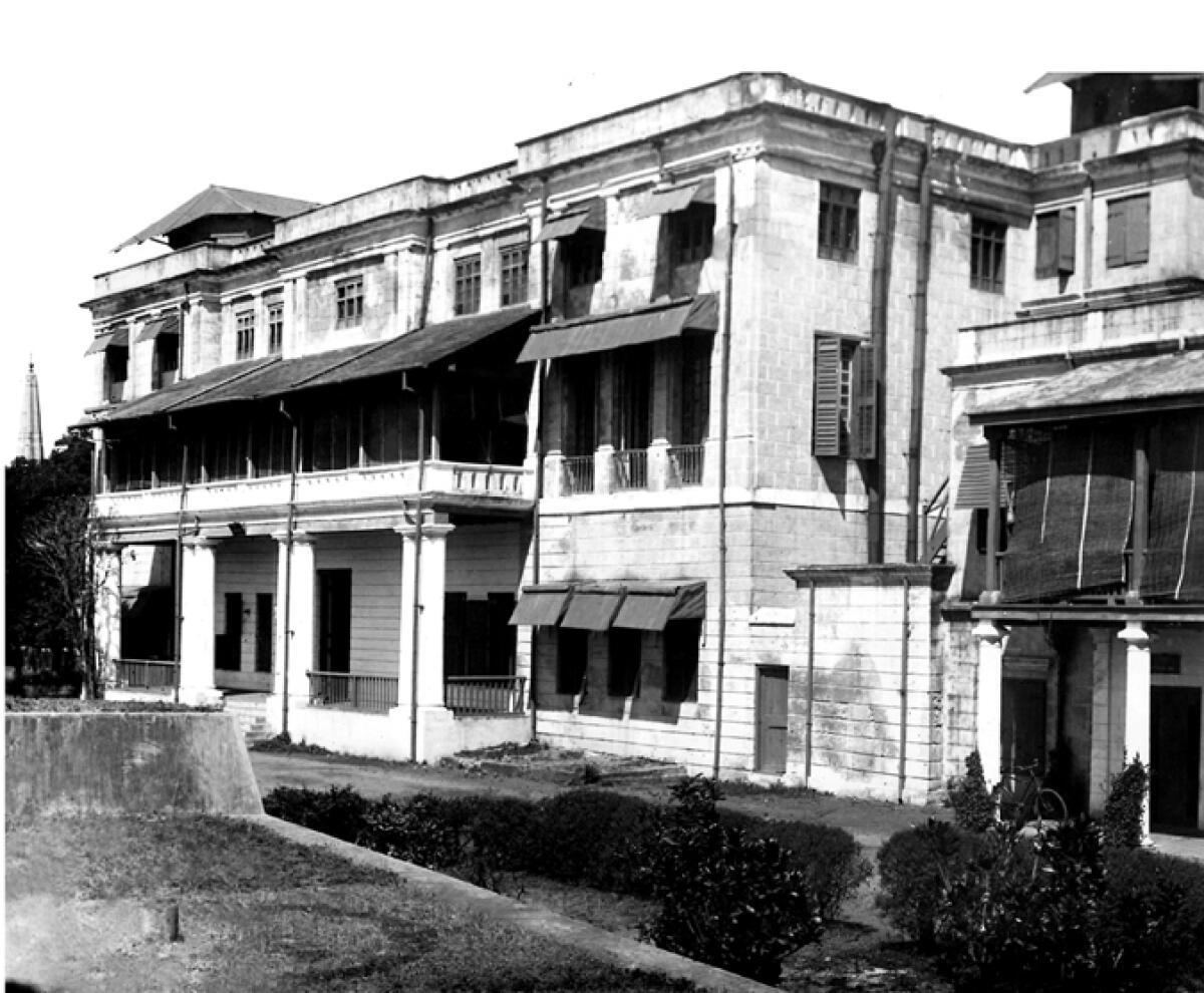 Officers’ Mess in Fort St George, now the Fort museum. This building housed the first lighthouse in Madras. Photo taken around 1912. 