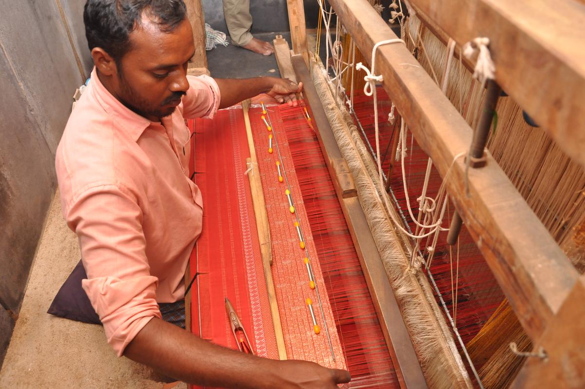 A weaver weaving a Paithani sari 