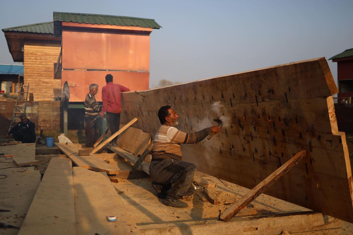 British Museum funds research on Kashmir’s last houseboat makers and the vanishing craft