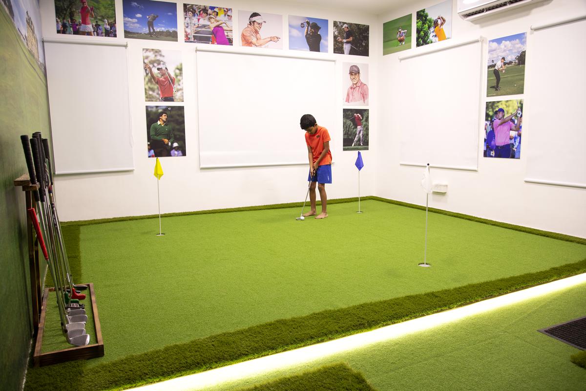 Walls display posters of some of golf's greats. 