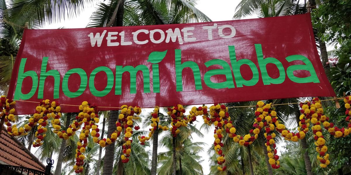  भूमि हब्बा व्यक्तिगत कहानियों को जलवायु कार्रवाई के लिए सामूहिक आह्वान में बदलने के लिए थिएटर, कविता, कहानी कहने, खेल और आंदोलन की शक्ति का उपयोग करती हैं