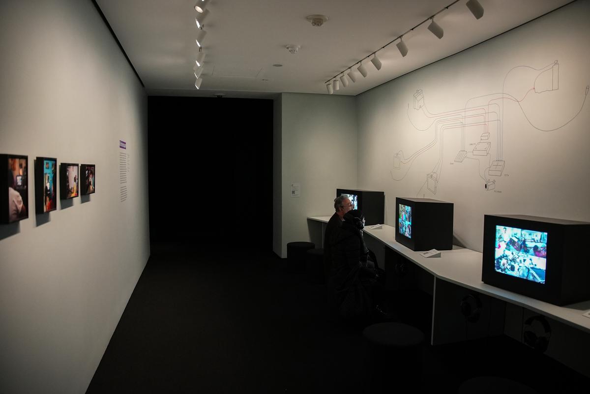 Khirkeeyaan é uma instalação de vídeo onde a TV do bairro foi reaproveitada como sistema de conversação em uma mistura de TV a cabo e dos primeiros sistemas de CFTV.