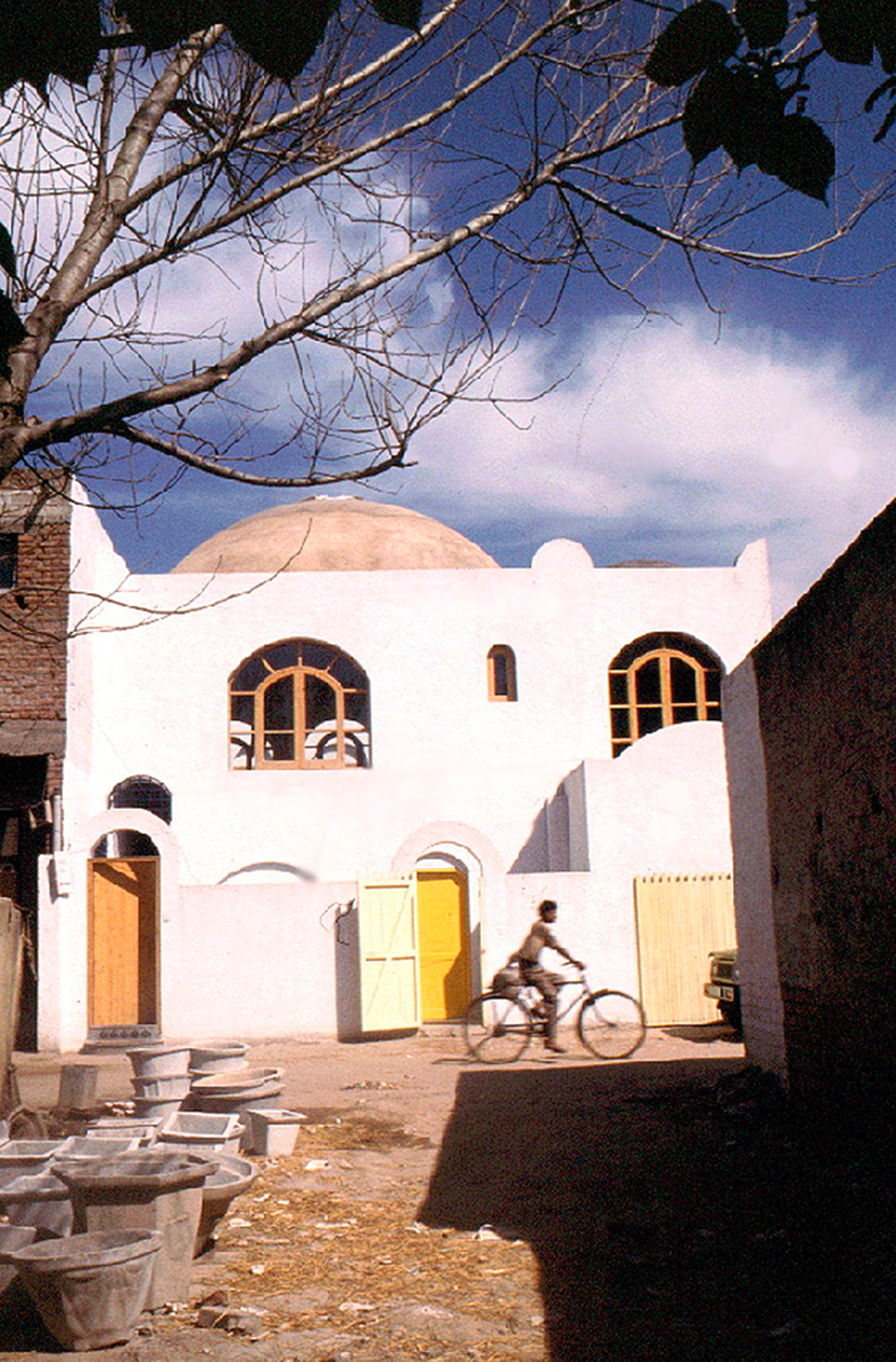 The front elevation of Khirkee gallery (1994) in Delhi. India’s first exclusive gallery for sculptors, it is built in brick and mud like the village buildings surrounding it