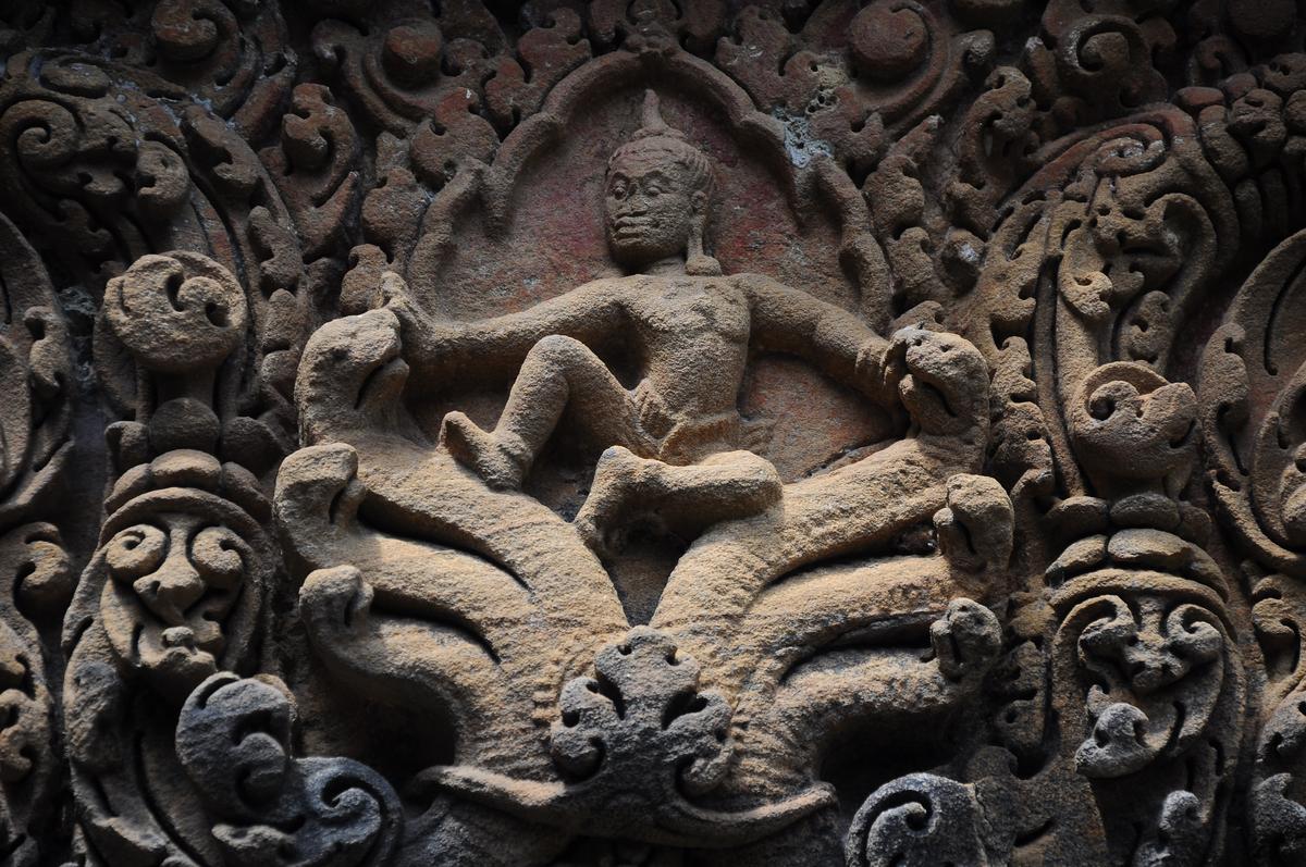 कल्या पर कृष्णा डांसिंग की एक लिंटेल नक्काशी