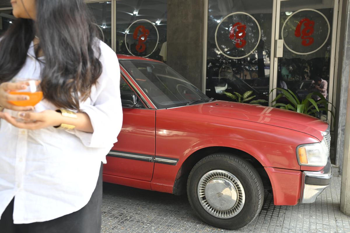 होटल पामग्रोव के बाहर खड़ी एक विंटेज कार