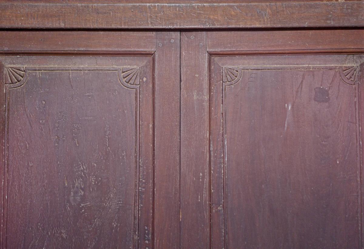 अलंकृत लकड़ी का दरवाज़ा