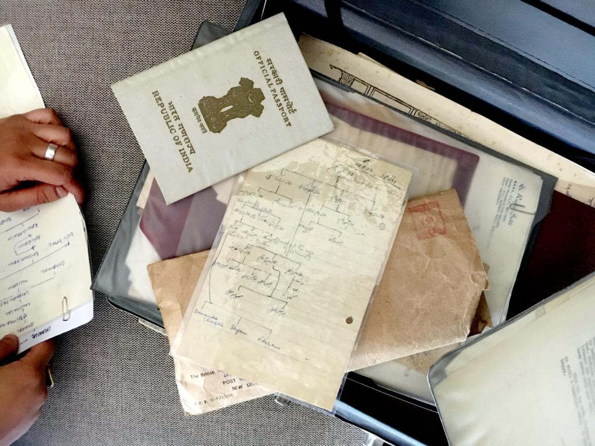 De inhoud van de koffer van Navdha's grootvader;  Foto: speciale regeling