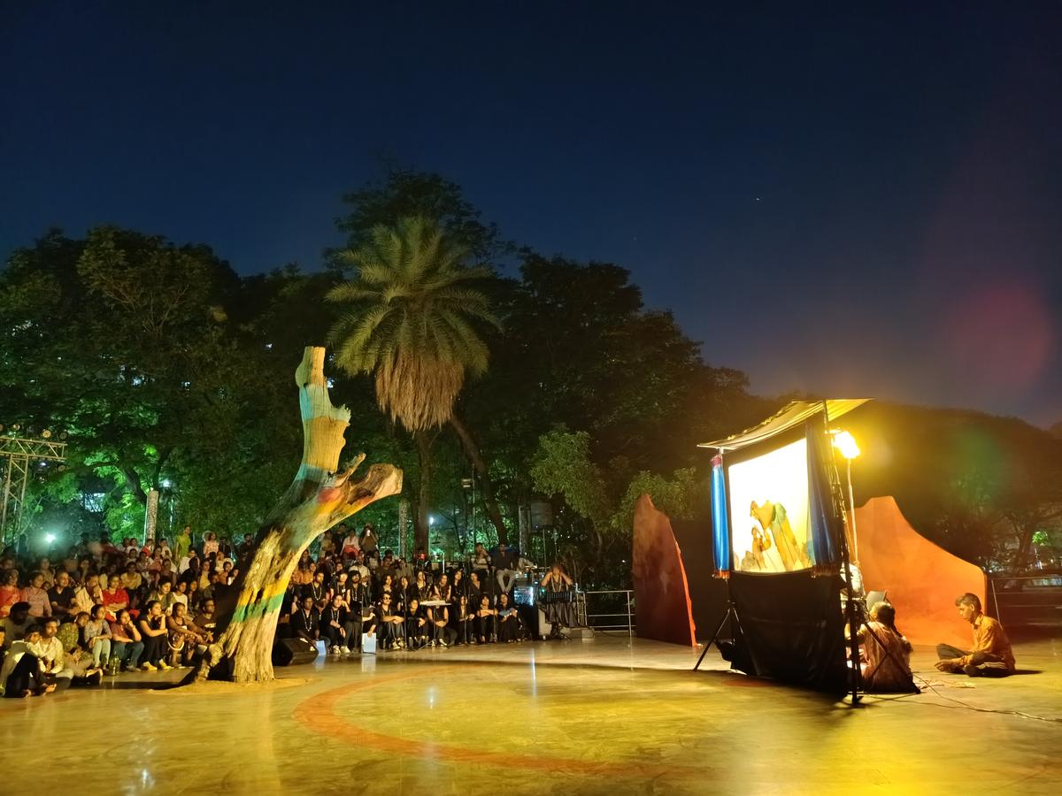 एक छाया कठपुतली प्रदर्शन एक छाया कठपुतली प्रदर्शन