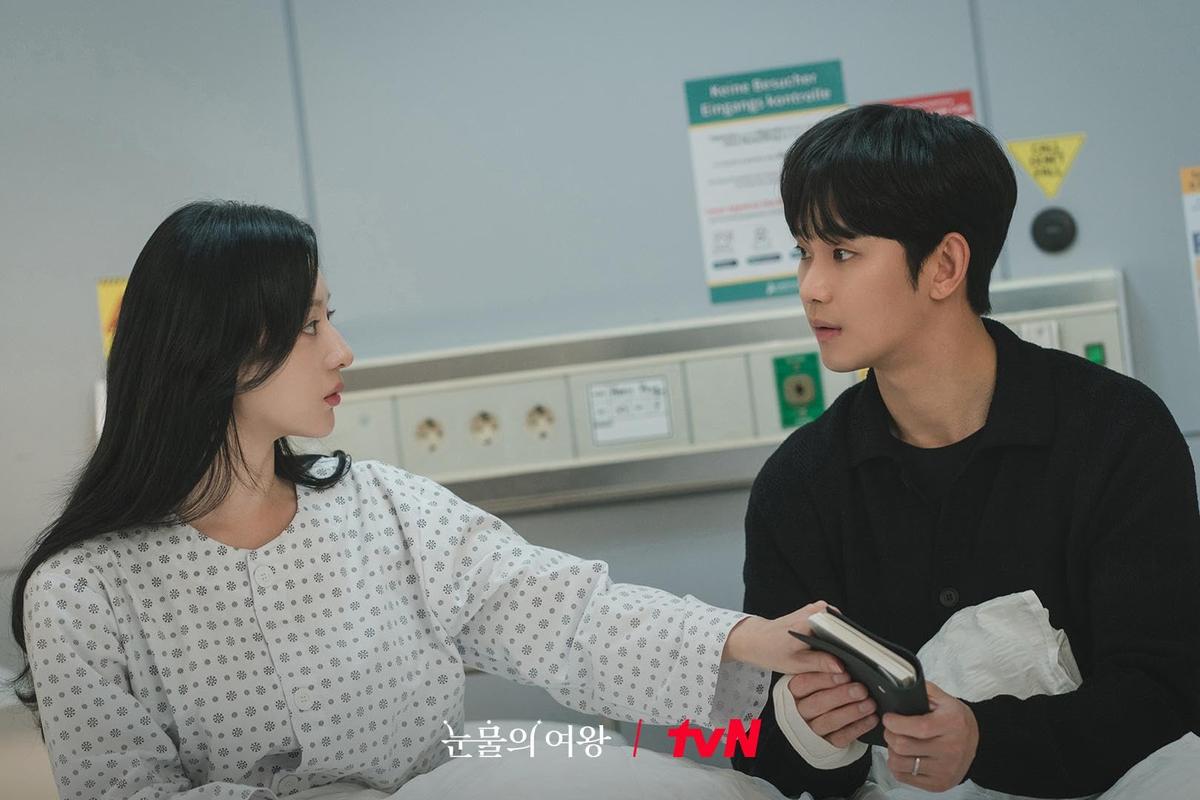 A scene from Queen of Tears starring Kim Soo-hyun and Kim Ji-won 