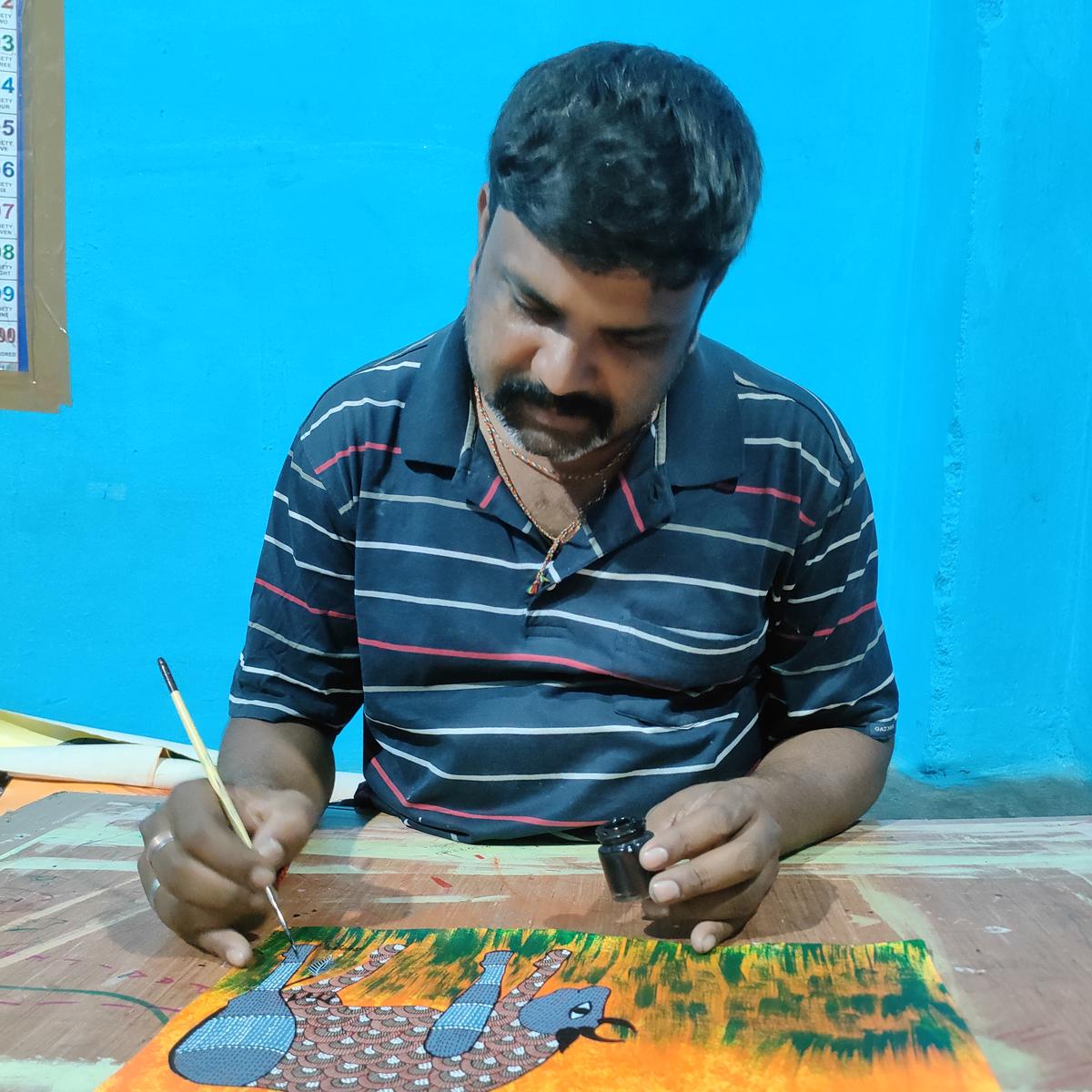 Bhil Artisan Brajbhushan Dhurve w pracy Bhil Artisan Brajbhushan Dhurve w pracy