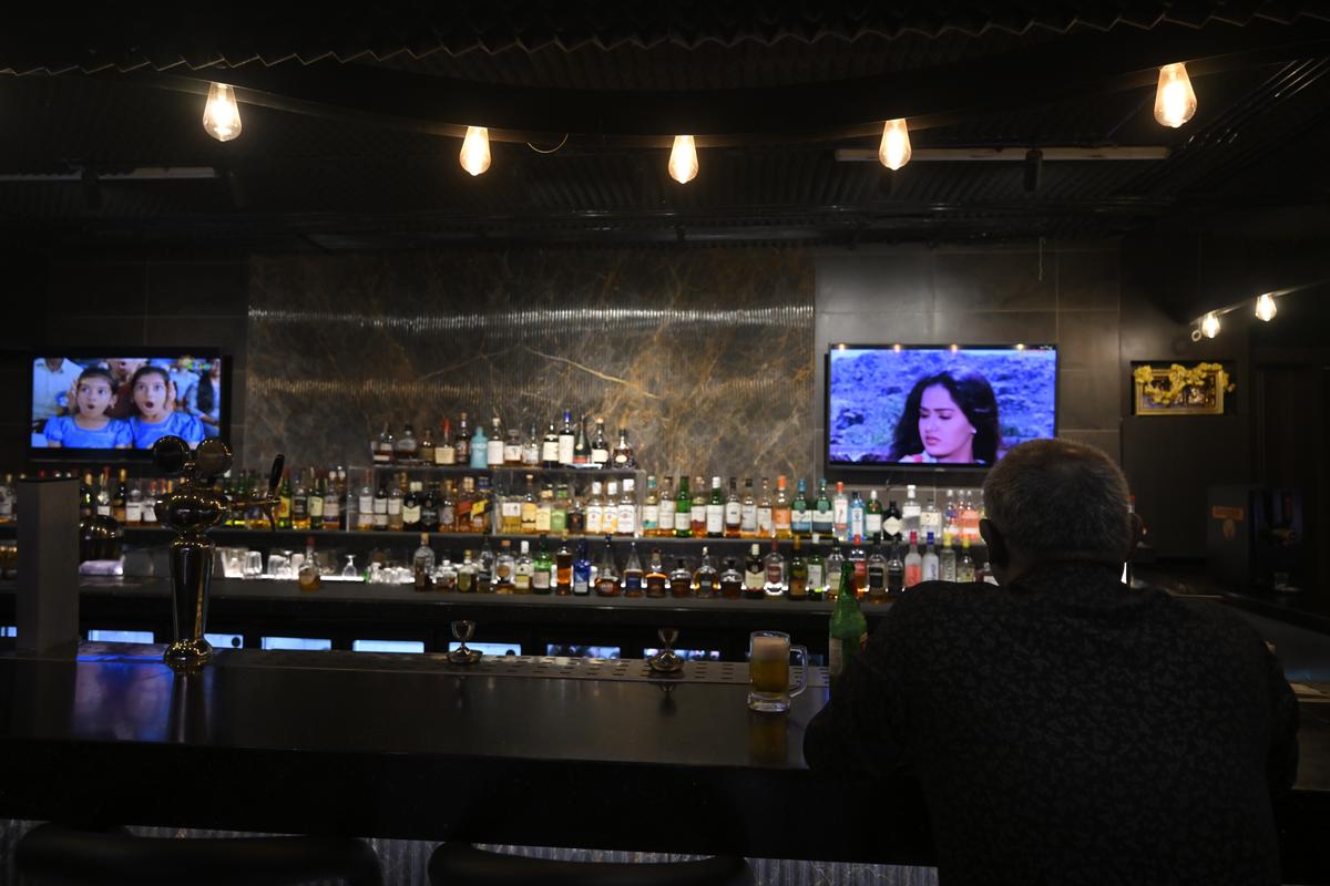 बार का स्नैक मेनू, विशेष रूप से इसकी रसम वडई नियमित लोगों के बीच लोकप्रिय है