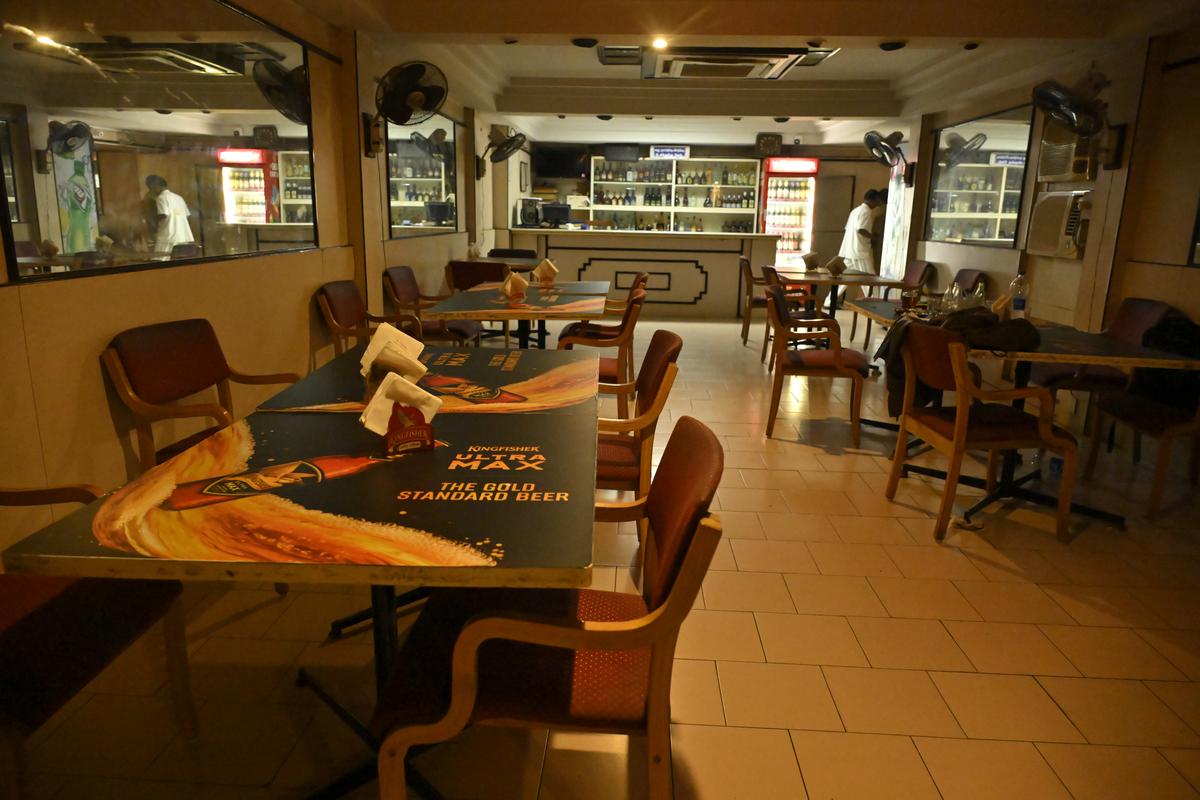   होटल अशोका के बार का एक दृश्य