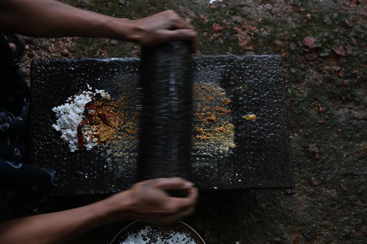 अरप्पु (ग्राउंड मिक्स) बनाया जा रहा है
