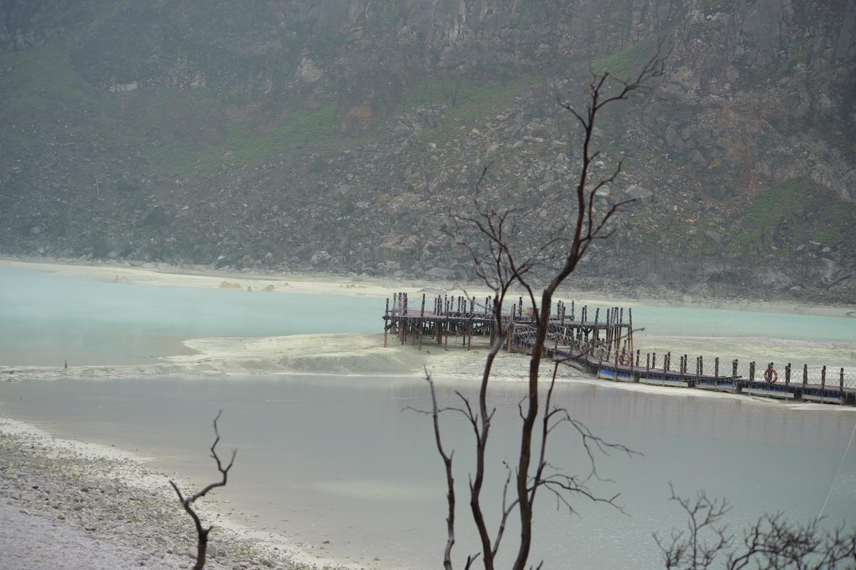 Kawah Putih, the white crater lake 