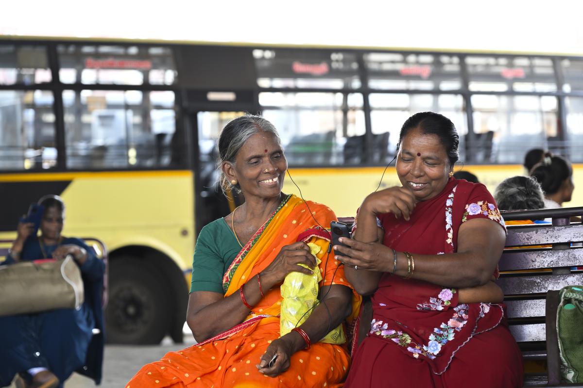 एम धनलक्ष्मी और एम मीनाक्षी एक गाना सुनने के लिए अपने इयरफ़ोन साझा कर रही हैं।