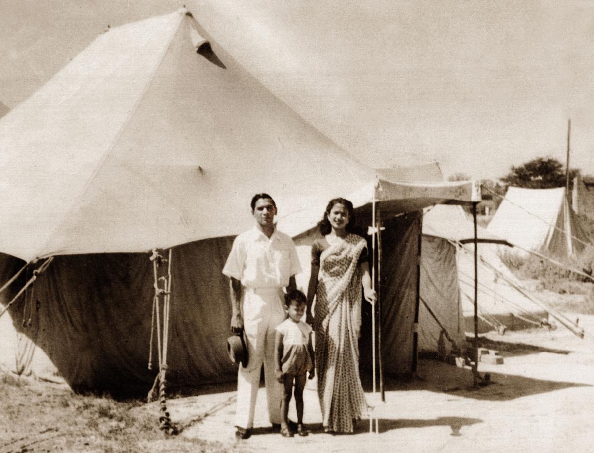 Ramu Katakam met zijn ouders bij de tenten die zijn opgezet waar het huidige Hooggerechtshof in Delhi staat