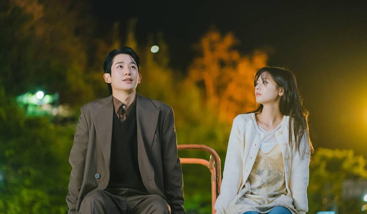 Jung Hae-in and Jung So-min in a still from Love Next Door 