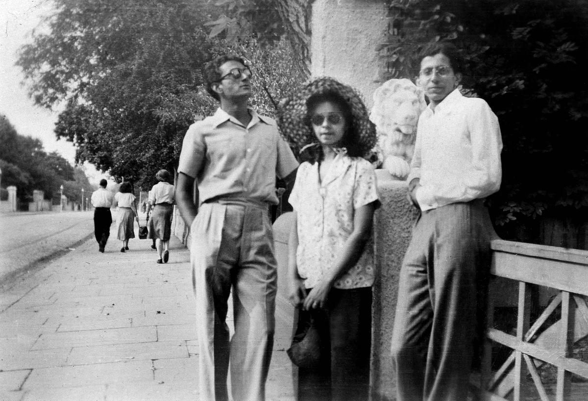 Roshen con Nissim Ezekiel y Baloo en Londres, 1949 Cortesía: Alkazi Personal Archives