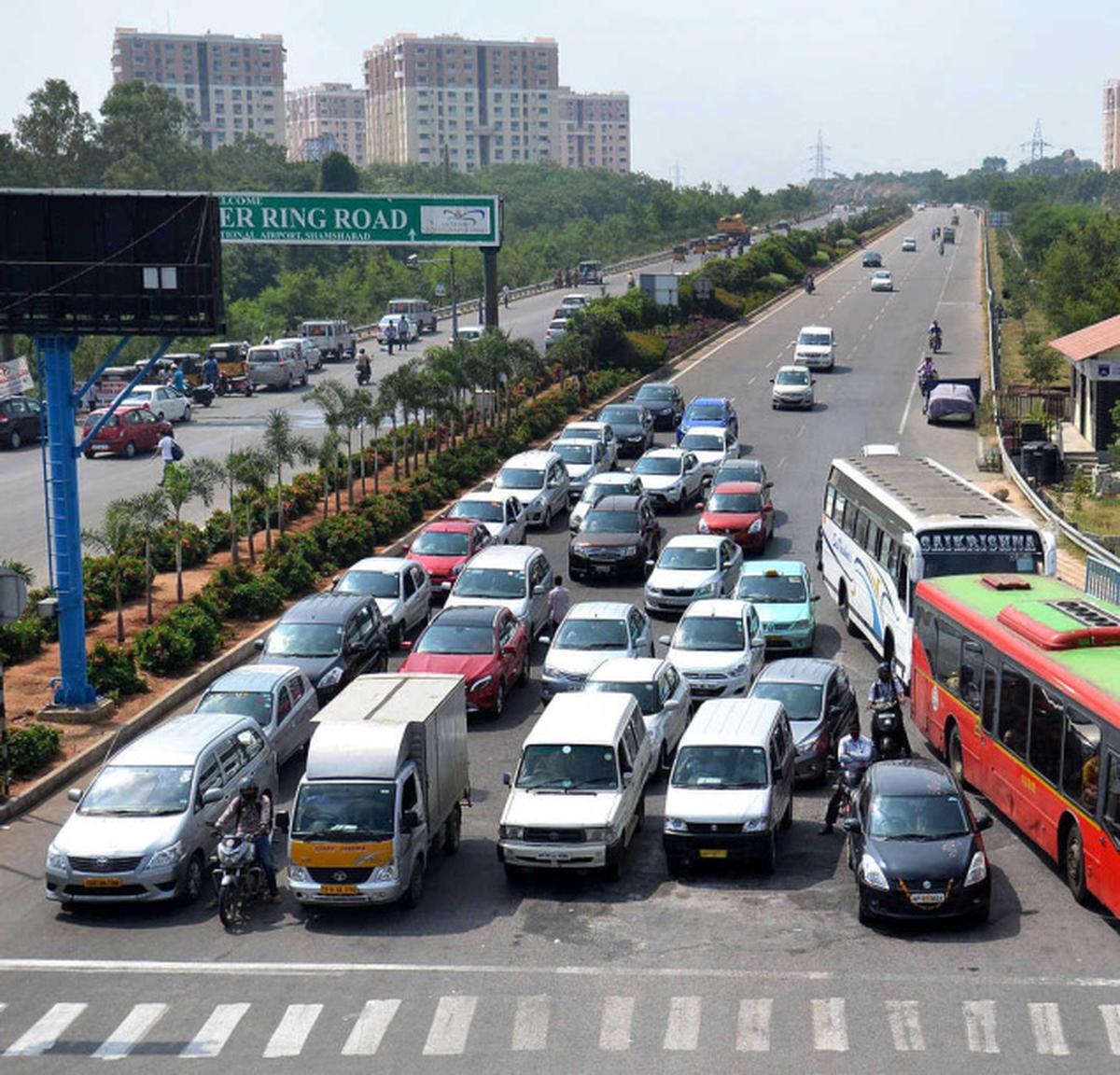 दिल्ली में घर खाली करने के नोटिस को लेकर सड़क पर उतरे लोग, करीब पांच घंटे  तक जाम में फंसे रहे वाहन - Sangam Vihar people came out on road due to
