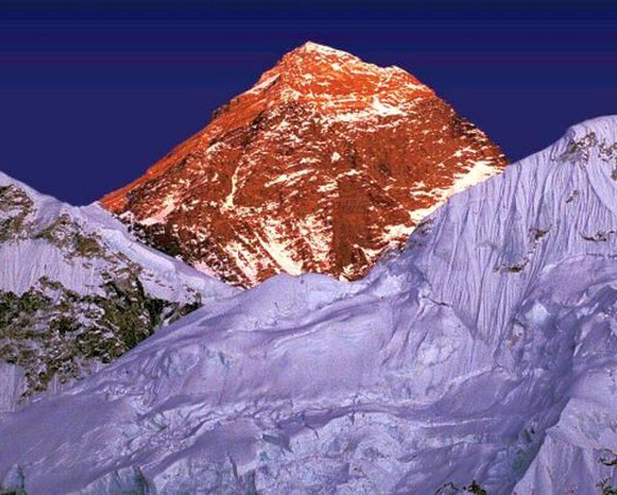 Горы : гималаи (эверест 8848м). Эльбрус эверест джомолунгма. Гималаи эверест на карте. Какая высота у горы эверест. Вес горы.