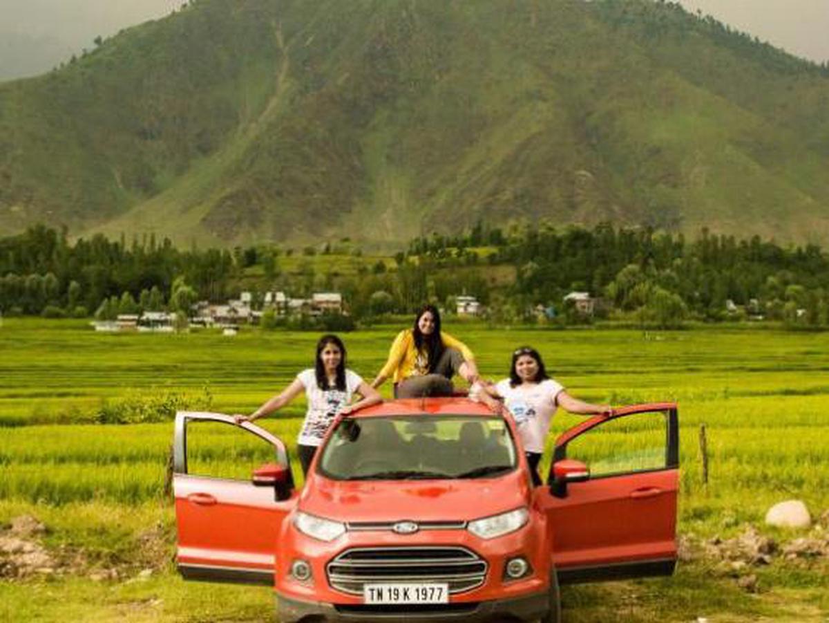 To go travelling in the country. Автомобильный транспорт в туризме. Travel by car реклама. Путешествие с друзьями на колесах. Автомобиль friend.