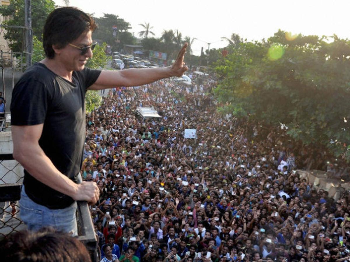 Shah Rukh Khan crosses 15 million followers on Twitter - News18