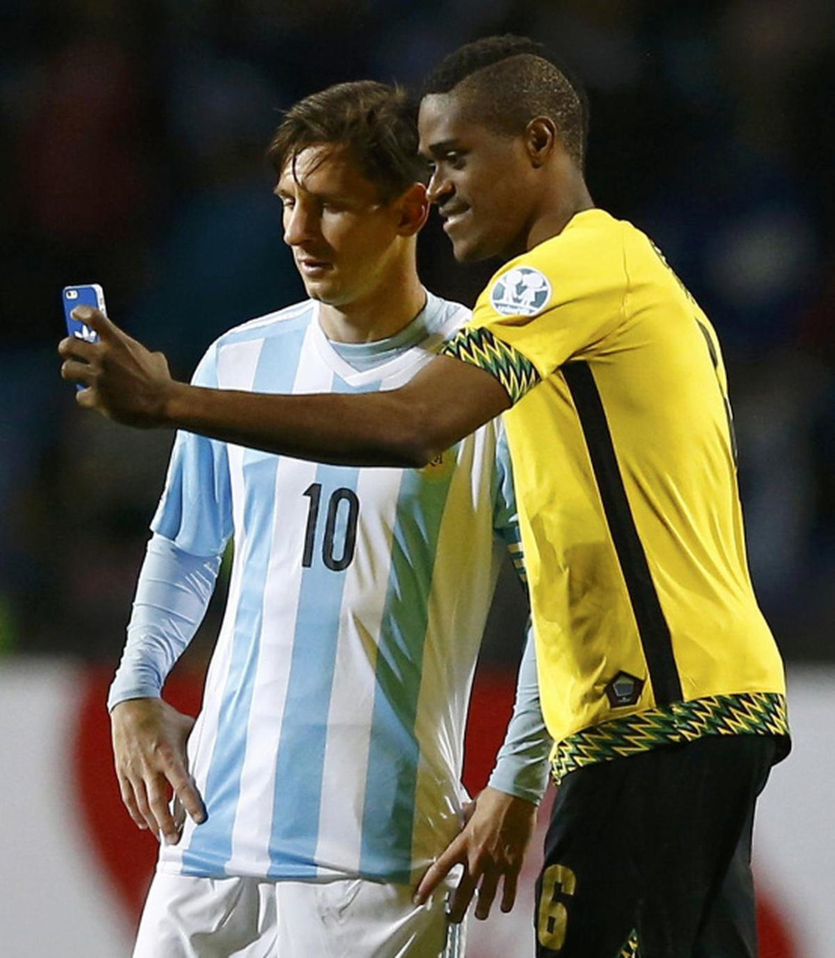 Messi asked for on-field selfie by opponent - myKhel