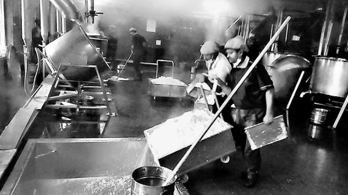 Mega Akshaya Patra kitchen knocks on Guinness door - The Hindu