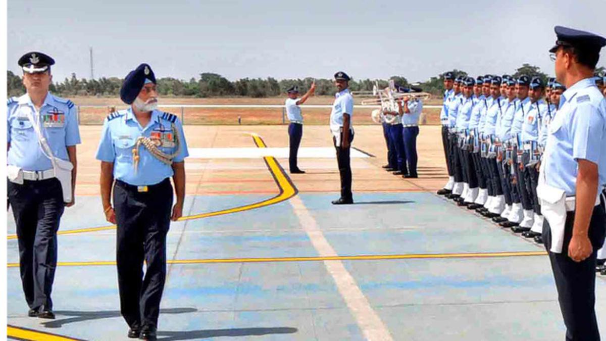 Air Marshal Jasbir Walia visits IAF station - The Hindu