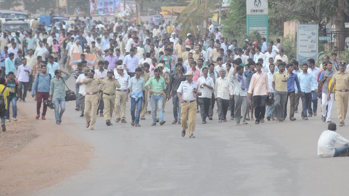 Onion farmers stage protest seeking better price The Hindu
