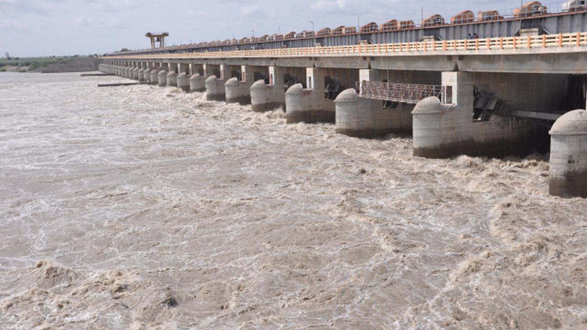 Srisailam receives heavy inflows from Sunkesula - The Hindu