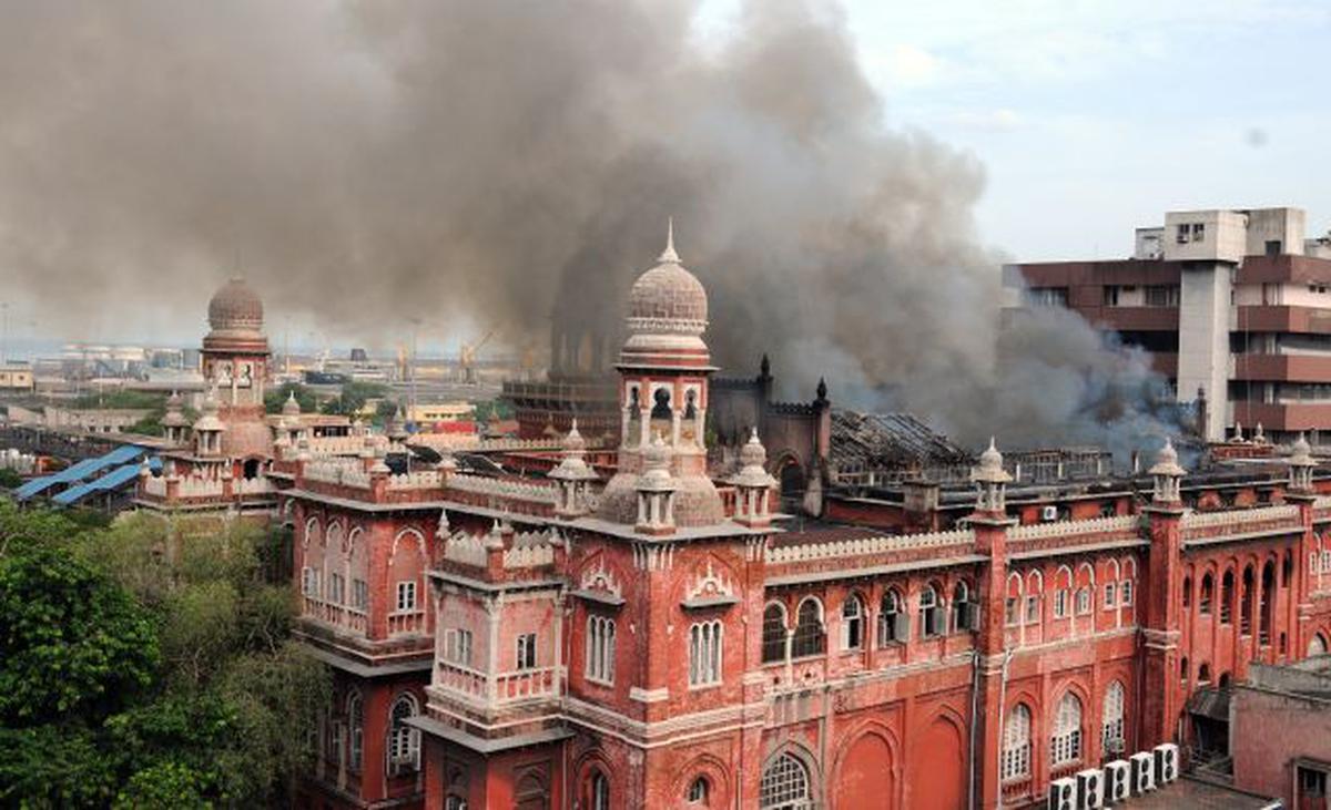 fire-breaks-out-in-sbi-main-branch-building-the-hindu