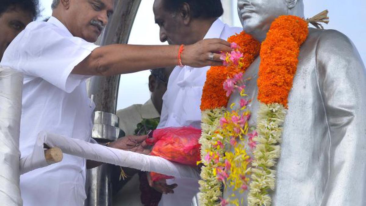 Leaders pay homage to Venkatasubba Reddiar - The Hindu