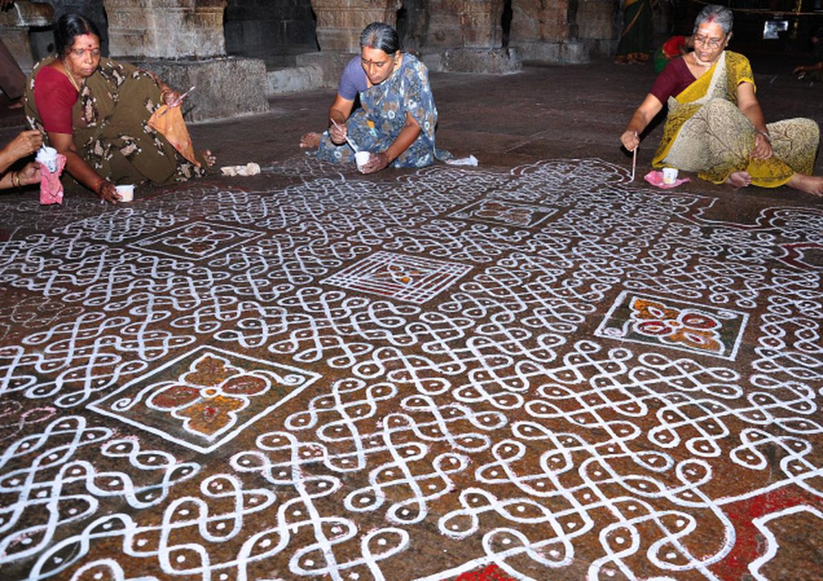 Kolam women' arrive on dot at temple ahead of Navaratri - The Hindu