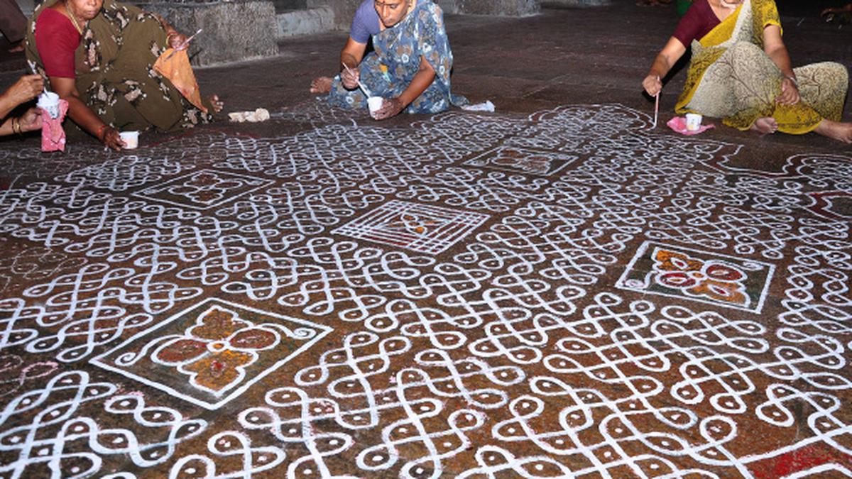 Kolam women' arrive on dot at temple ahead of Navaratri - The Hindu