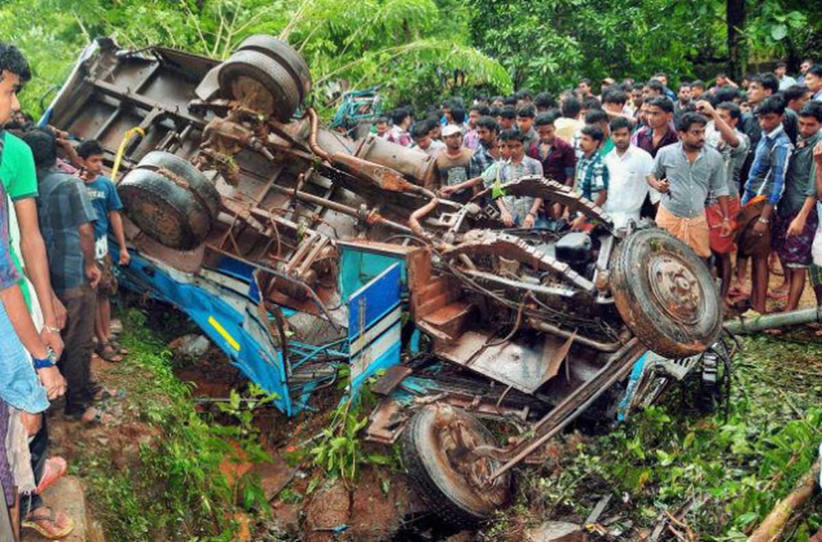 Крупные аварии в мире. Автобус упал в ущелье в индийской Джамму и Кашмир. Аттракционы в инди рухнул.