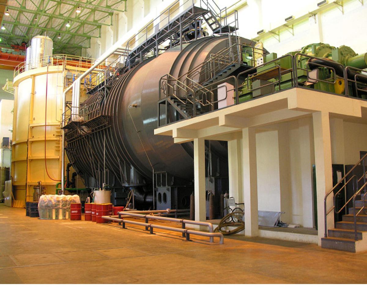 Et billede af den 80 MWe oprindelige PWR, der opererer ved Kalpakkam.  I forgrunden ses trykskroget og bagved er skjoldtanken med vand.  En identisk reaktor af samme størrelse driver Indiens oprindelige atomdrevne ubåd INS Arihant, opsendt den 26. juli 2009.