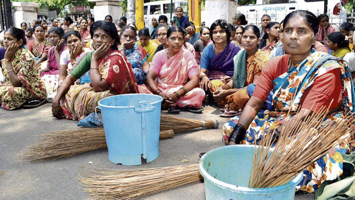 Unpaid, Bangalore’s garbage cleaners threaten strike - The Hindu