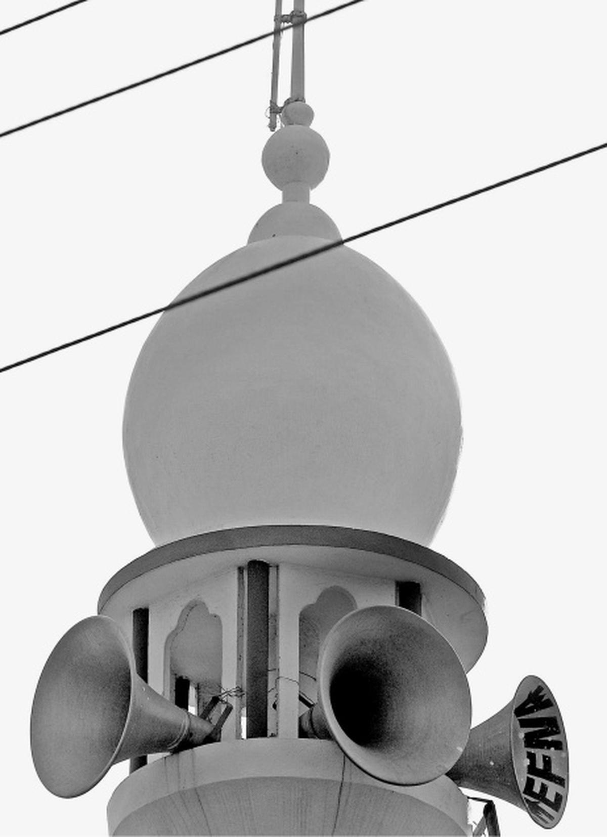 A Bancada de Nagpur do Tribunal Superior de Bombaim recusou-se a conceder alívio a uma mesquita que solicitava permissão para usar alto-falantes. A Bancada de Nagpur do Tribunal Superior de Bombaim recusou-se a conceder alívio a uma mesquita que solicitava permissão para usar alto-falantes.