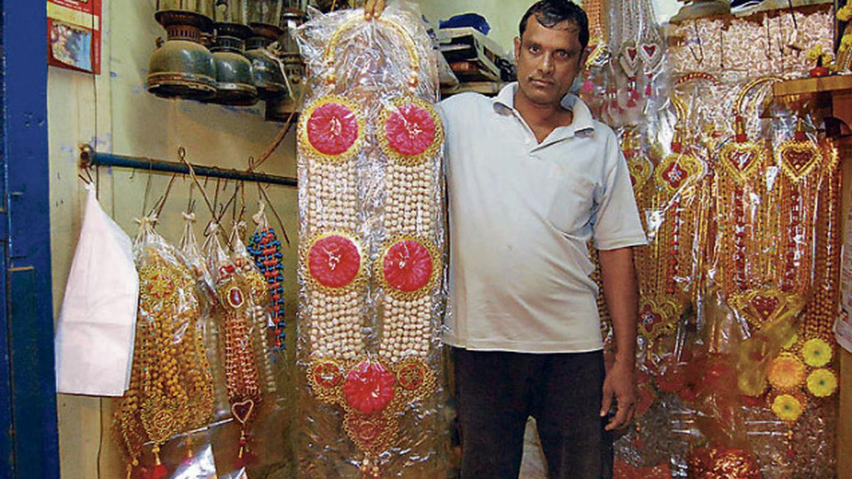 I am…K.Rajendran, dry garland maker - The Hindu