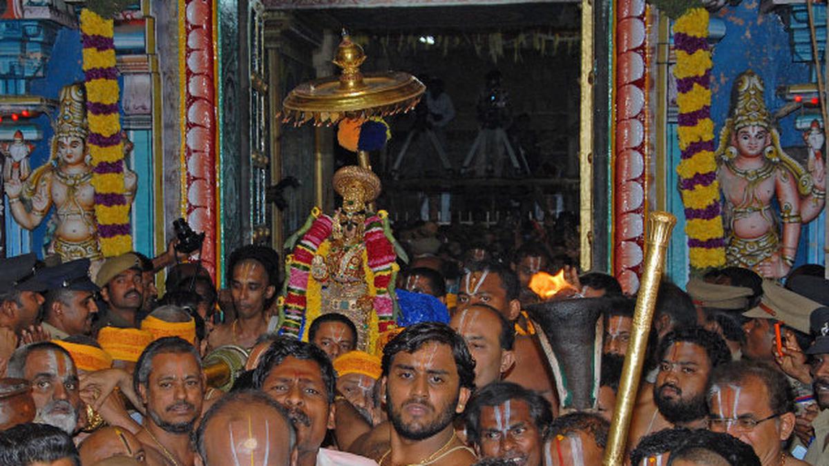 Thousands offer worship at Srirangam - The Hindu