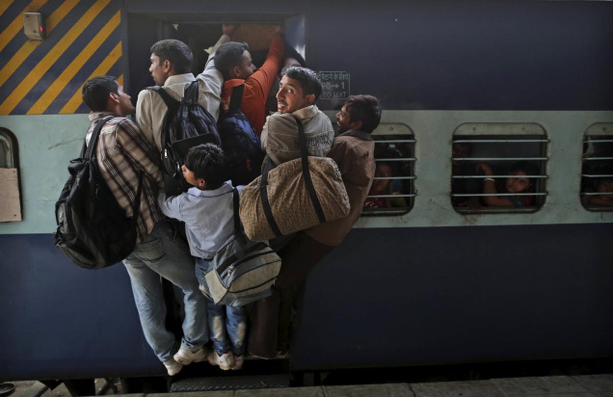 Народу в дом набилось битком. Переполненный поезд. Поезд в Индии. Переполненный вокзал. Индийские поезда с людьми.
