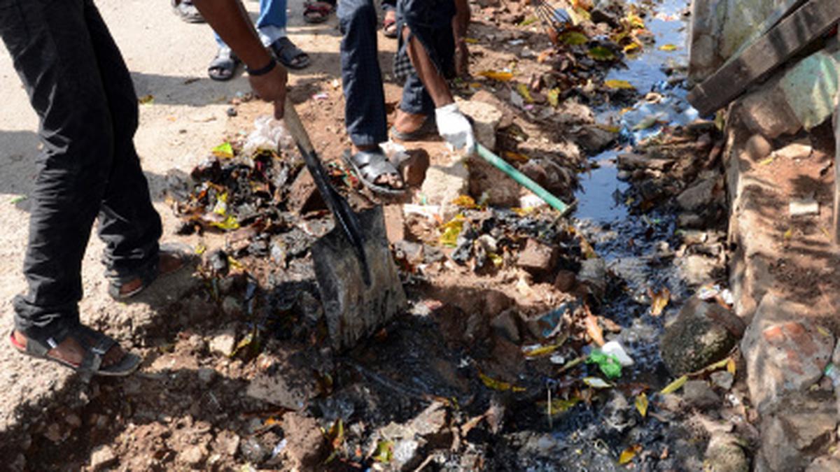 MMK volunteers undertake mass cleaning drive in Kallamedu