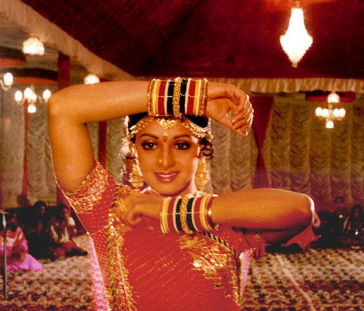 I love my india. Индийская песня на русском текст. Гимн индии. Ву индия певец русский. Надпись на индийском языке.