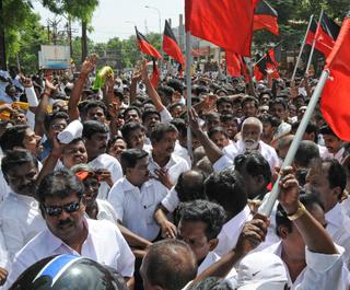DMK councillor stages protest demanding street lights