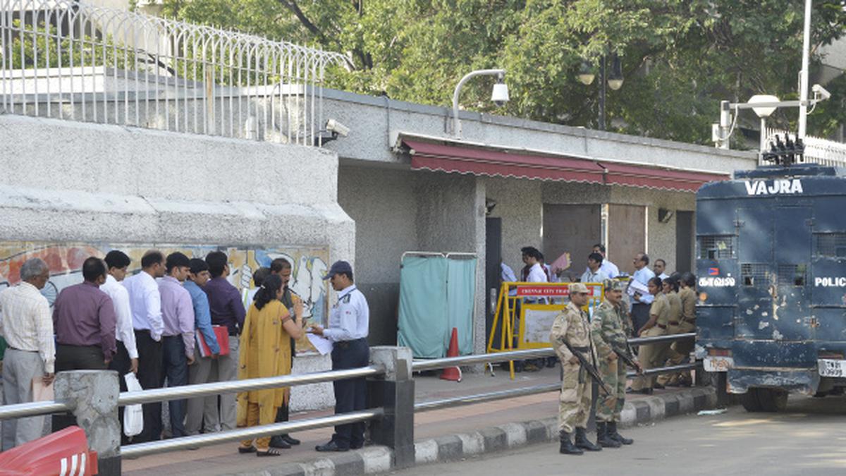 Hundreds throng US consulate for visas The Hindu