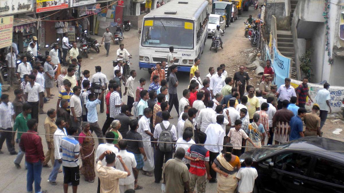 Residents protest erratic supply in Madipakkam, Ullagaram areas The Hindu