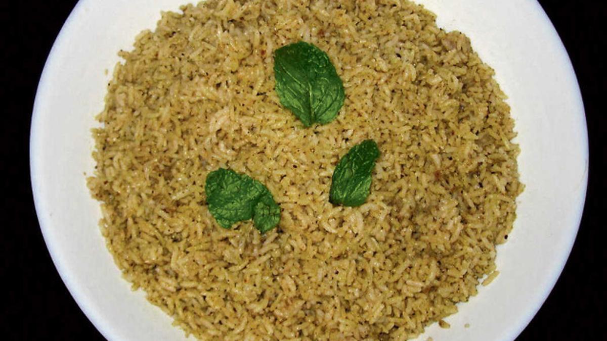 Enjoy this mint pulao, an aromatic meal you can enjoy for lunch